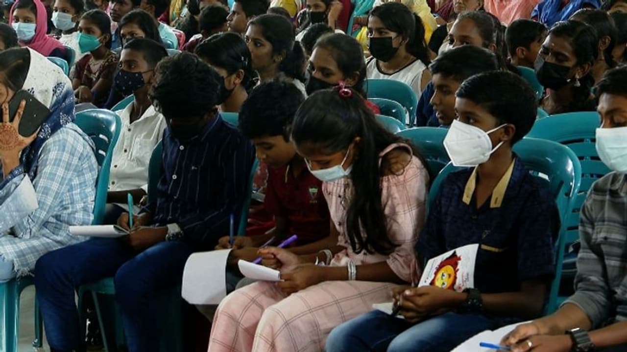 'ആൺകുട്ടികളേയും പെൺകുട്ടികളേയും ഇടകലർത്തി ഇരുത്തമെന്ന നിർദ്ദേശം ഒഴിവാക്കി'; വിവാദത്തിൽ നിന്ന് തലയൂരി സർക്കാർ