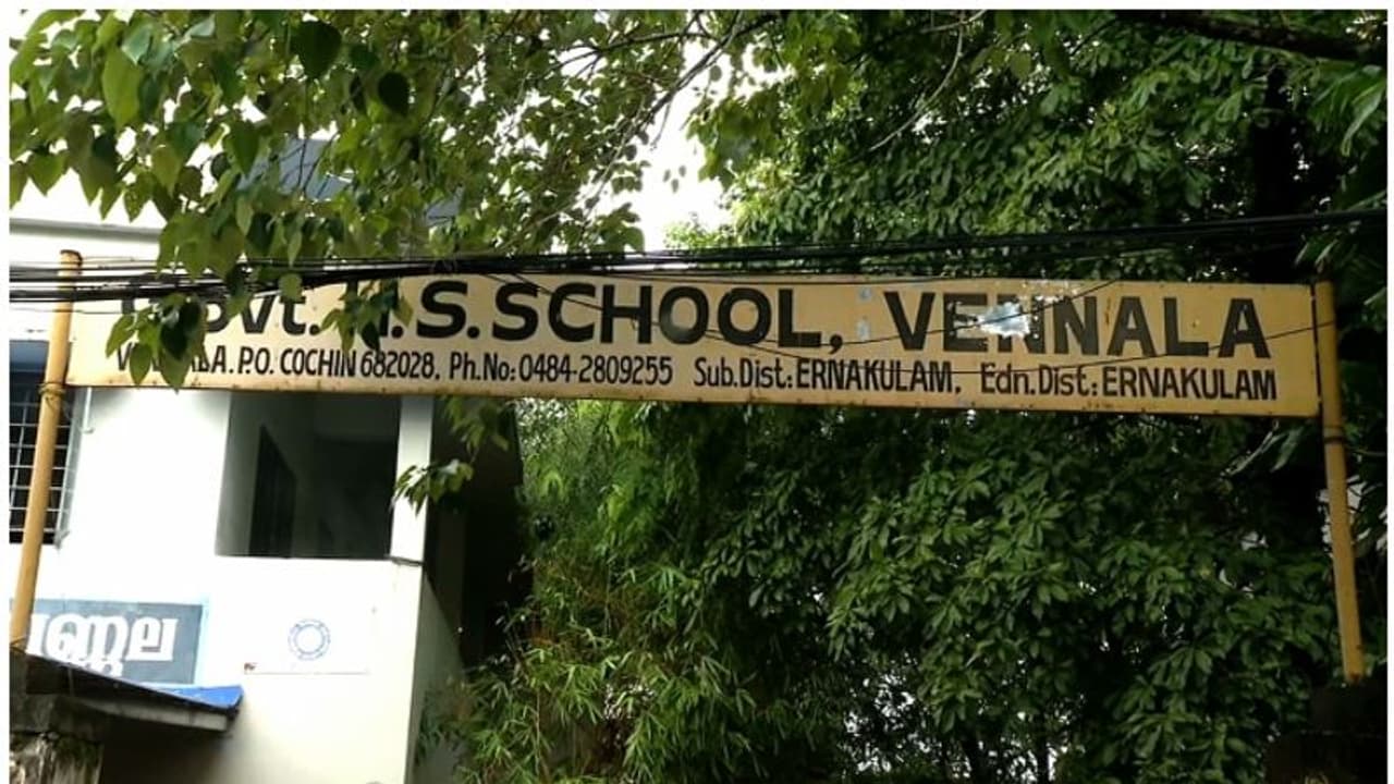 സ്കൂൾ കെട്ടിടം പൂട്ടി കിഫ്ബി; നടപടി നാളെ പ്ലസ് വൺ ക്ലാസുകൾ തുടങ്ങാനിരിക്കെ, വിദ്യാർത്ഥികൾ പ്രതിസന്ധിയിൽ