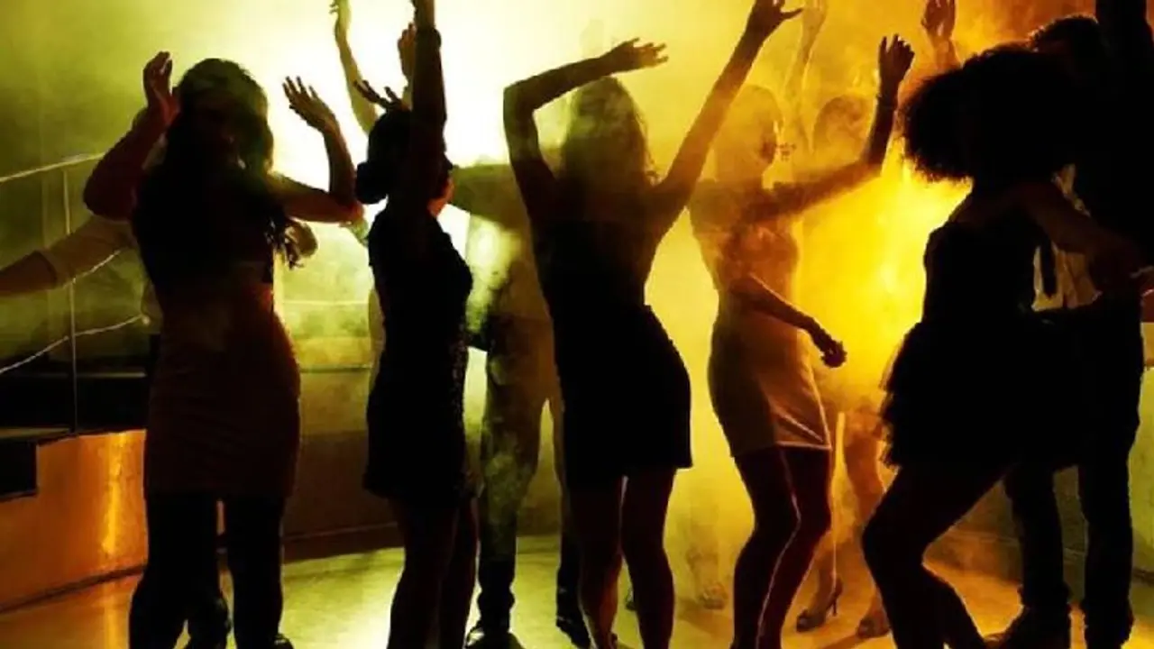 पकड़ाया हाई प्रोफाइल अय्याशी का अड्डा: विदेश से आईं लड़कियां, 2 लाख थी एंट्री फीस..ये था फुल ऐश करना का पैकेज पकड़ाया हाई प्रोफाइल अय्याशी का अड्डा: विदेश से आईं लड़कियां, 2 लाख थी एंट्री फीस..ये था फुल ऐश करना का पैकेज