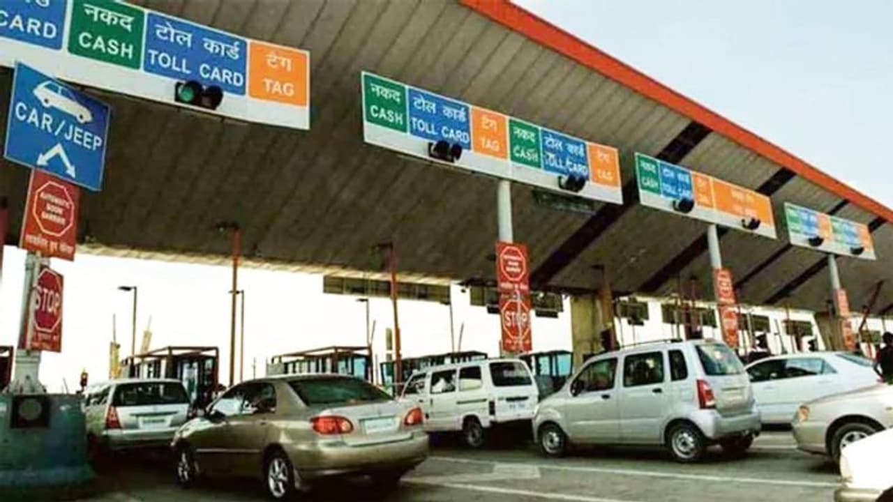 अब हाईवे पर नहीं होंगे टोल प्लाजा, गाड़ी की नंबर प्लेट पढ़ेगा कैमरा और ऑटोमैटिक कट जाएगा पैसा अब हाईवे पर नहीं होंगे टोल प्लाजा, गाड़ी की नंबर प्लेट पढ़ेगा कैमरा और ऑटोमैटिक कट जाएगा पैसा