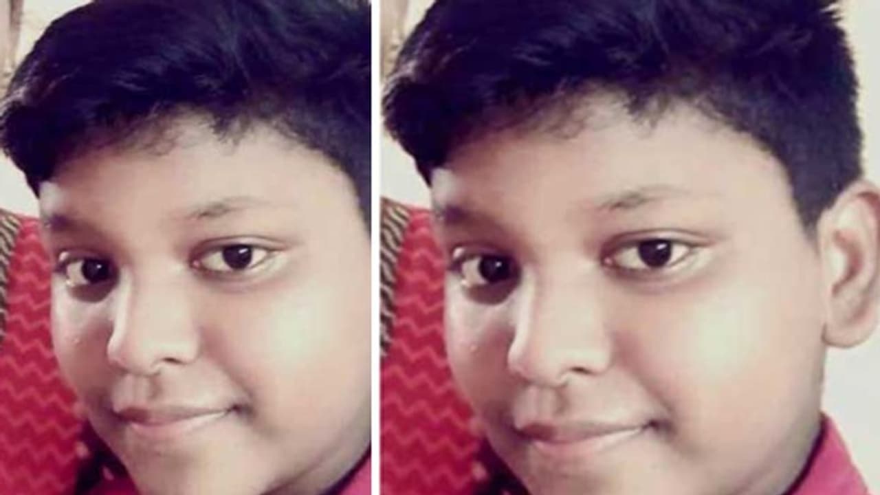 குளிர்பானம் குடித்து பஸ்சில் மயங்கிய சென்னை சிறுவன் தாயின் மடியில் பலி.. நெஞ்சில் அடித்து கதறிய பெற்றோர்.! குளிர்பானம் குடித்து பஸ்சில் மயங்கிய சென்னை சிறுவன் தாயின் மடியில் பலி.. நெஞ்சில் அடித்து கதறிய பெற்றோர்.!