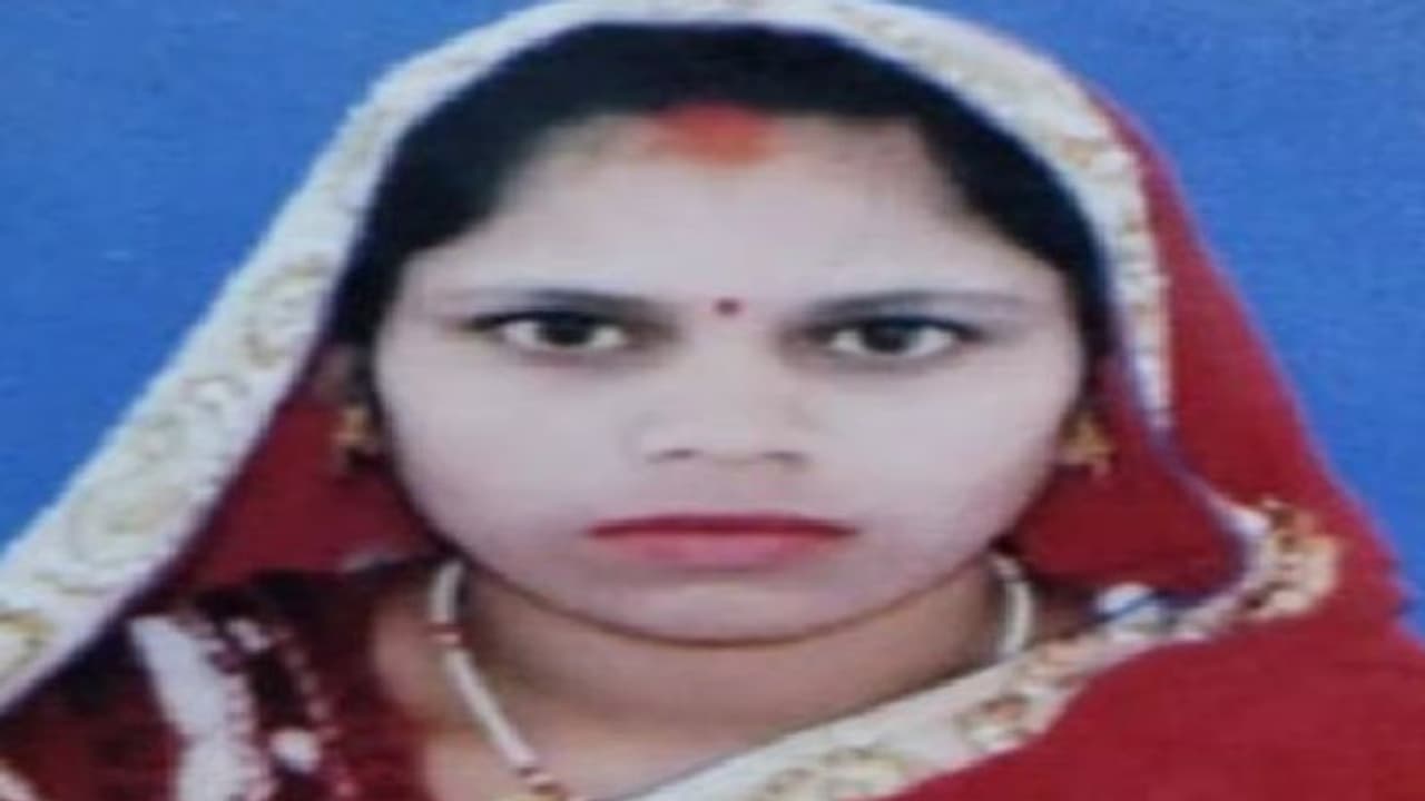 वाराणसी: संदिग्ध परिस्थितियों में कमरे में लटकता मिला विवाहिता का शव, हत्या के पीछे सामने आई चौंकाने वाली वजह वाराणसी: संदिग्ध परिस्थितियों में कमरे में लटकता मिला विवाहिता का शव, हत्या के पीछे सामने आई चौंकाने वाली वजह