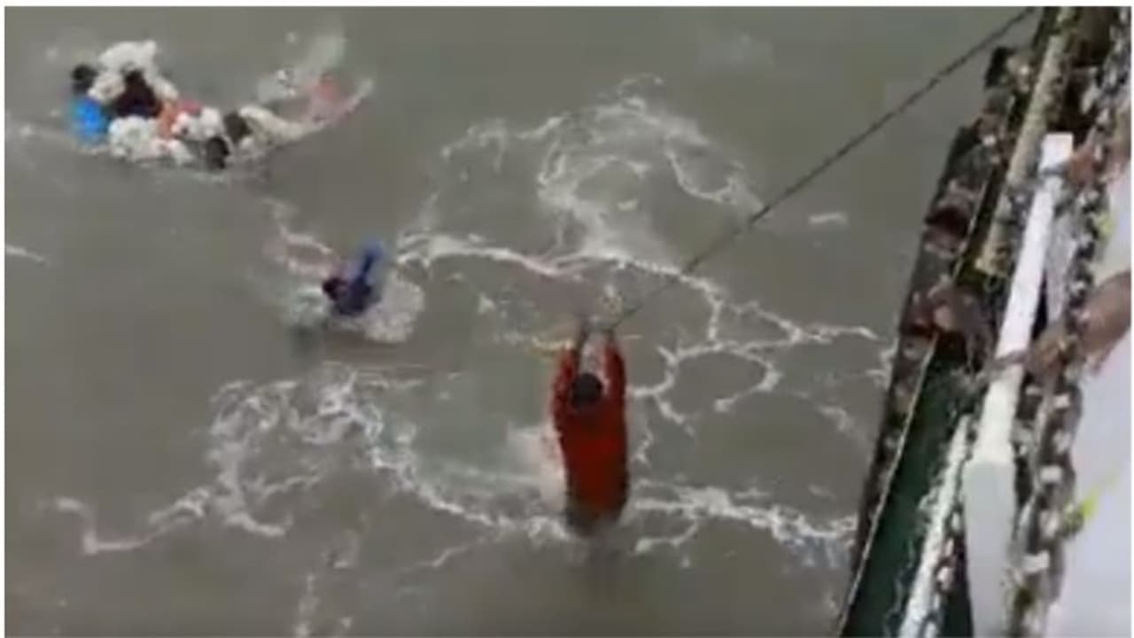 ബോട്ട് തകര്‍ന്ന് ഉള്‍ക്കടലില്‍ കഴിഞ്ഞത് ഒരു ദിവസം; 32 മത്സ്യത്തൊഴിലാളികളെ കോസ്റ്റ് ഗാര്‍ഡ് രക്ഷപ്പെടുത്തി 