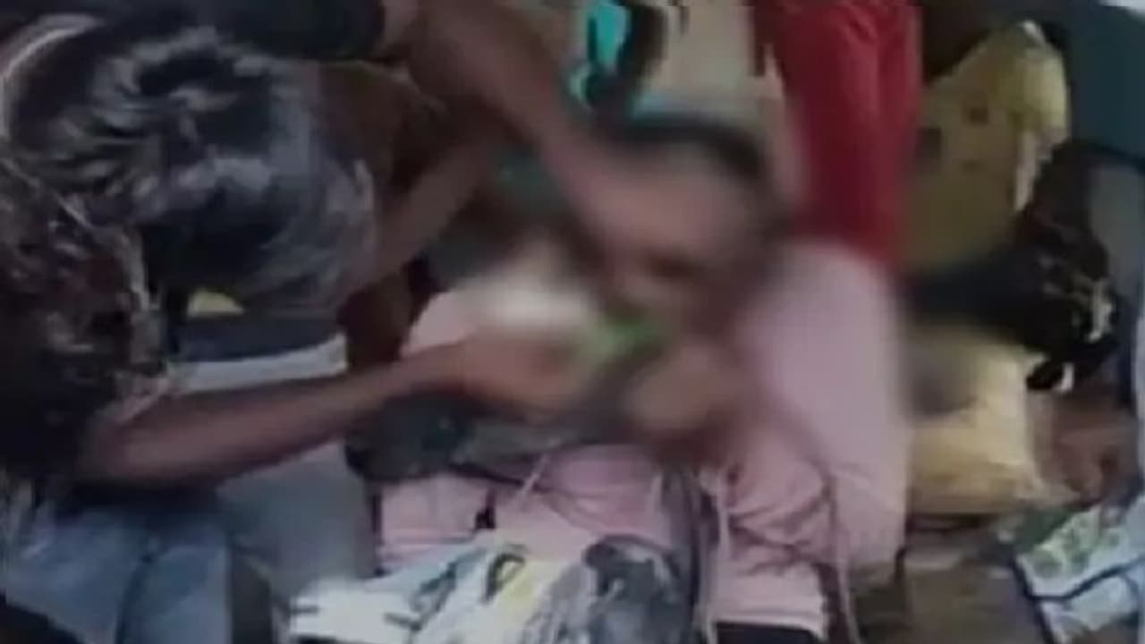 संतकबीर नगर: युवक का सिर मुंडवाकर पूरे गांव में घुमाया, जानिए किस बात को लेकर दी गई ऐसी सजा संतकबीर नगर: युवक का सिर मुंडवाकर पूरे गांव में घुमाया, जानिए किस बात को लेकर दी गई ऐसी सजा