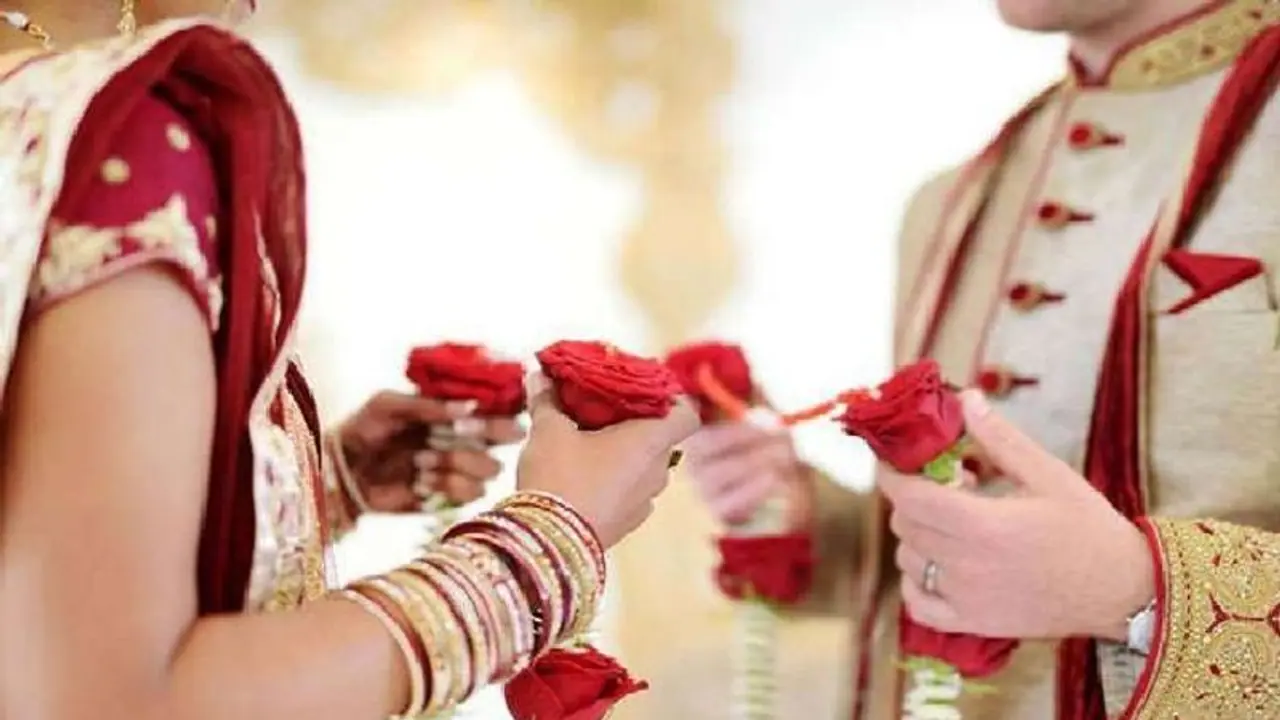 आशिकी में दीवानी हुई दो बच्चों की मां: प्रेमी के साथ पहुंची थाने, कहा इसके बिना मर जाऊंगी, ये मेरा जीवन साथी