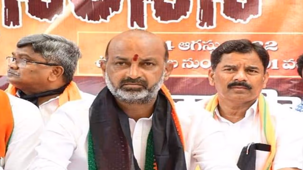 బీఆర్ఎస్ వైరస్.. బీజేపీ వ్యాక్సిన్.. ఏది కావాలో ప్రజలే తేల్చుకోవాలి : బండి సంజయ్ బీఆర్ఎస్ వైరస్.. బీజేపీ వ్యాక్సిన్.. ఏది కావాలో ప్రజలే తేల్చుకోవాలి : బండి సంజయ్