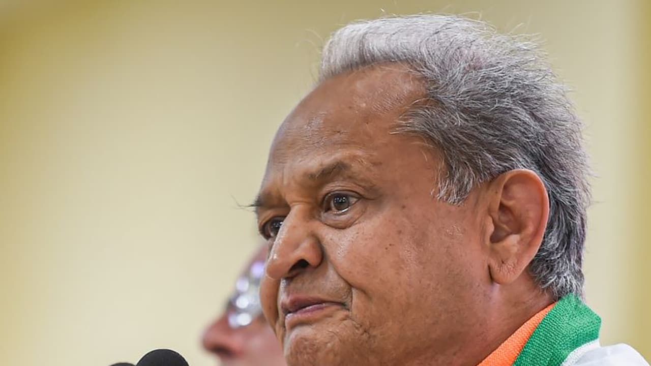 अशोक गहलोत का विवादित बयान, कहा  रिलेटिव ही करते हैं लड़कियों के साथ रेप, महिला अपराध को भी बताया झूठ