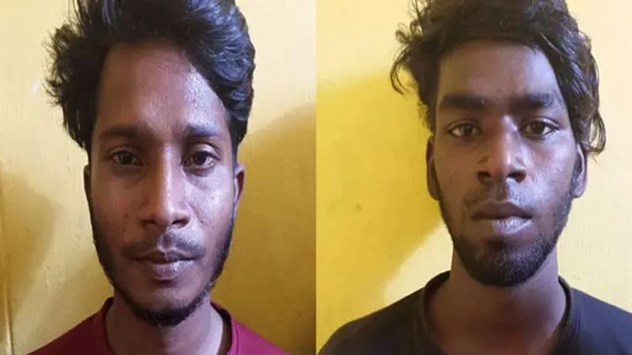 பட்டப்பகலில் காவல் நிலையம் அருகே 2 பேர் ஓட ஓட விரட்டி படுகொலை.. அலறி அடித்து ஓடிய பொதுமக்கள்..! பட்டப்பகலில் காவல் நிலையம் அருகே 2 பேர் ஓட ஓட விரட்டி படுகொலை.. அலறி அடித்து ஓடிய பொதுமக்கள்..!