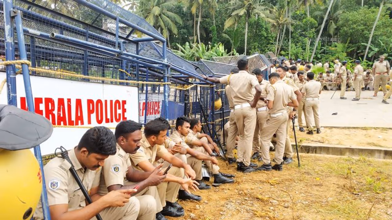 വിഴിഞ്ഞം തുറമുഖ നിർമാണം തടസ്സപ്പെടുത്തരുതെന്ന് ഹൈക്കോടതി; പൊലീസ് സംരക്ഷണം നൽകാൻ ഉത്തരവ്