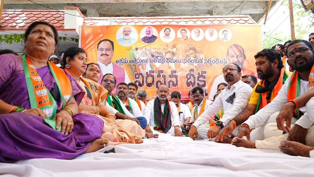 అరెస్టులపై తెలంగాణ వ్యాప్తంగా బీజేపీ నిరసనలు అరెస్టులపై తెలంగాణ వ్యాప్తంగా బీజేపీ నిరసనలు