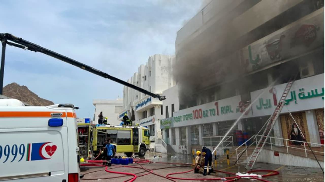 ഒമാനില്‍ വ്യാപാര സ്ഥാപനത്തില്‍ തീപിടുത്തം; കെട്ടിടത്തില്‍ കുടുങ്ങിയ നാല് പേരെ രക്ഷിച്ചു