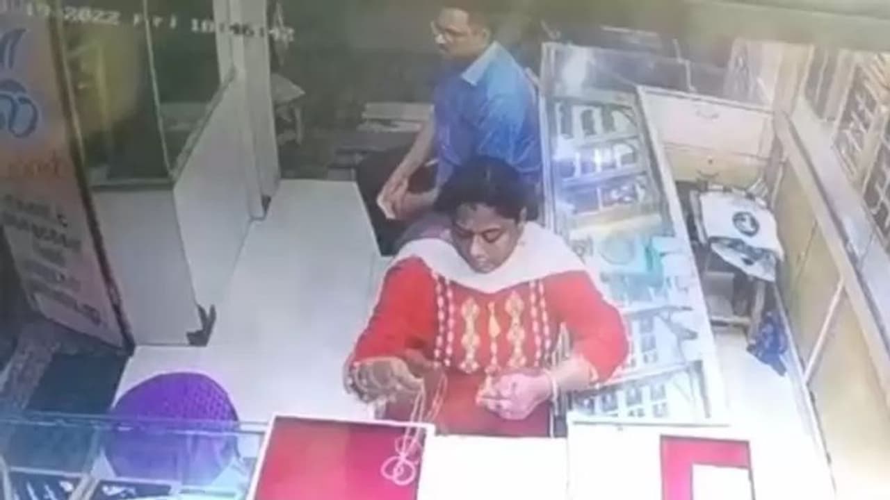 நகை கடையில் நூதன முறையில் திருட்டு… சிசிடிவியில் சிக்கிய திமுக வார்டு செயலாளர்!! நகை கடையில் நூதன முறையில் திருட்டு… சிசிடிவியில் சிக்கிய திமுக வார்டு செயலாளர்!!