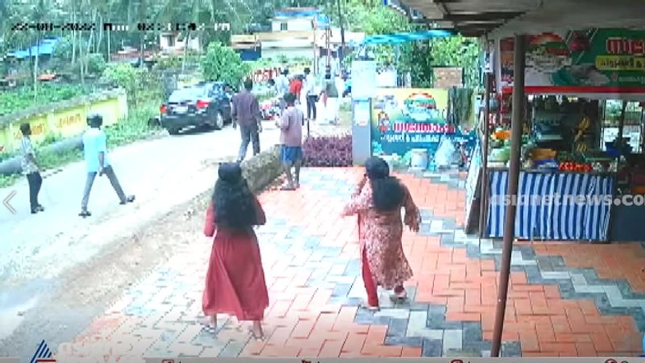 ബൈക്കപകടം നടന്നയുടൻ യാത്രികൻ ഓടി, ഓടിച്ചിട്ട് പിടികൂടി നാട്ടുകാർ, കയ്യിൽ രണ്ട് കിലോ കഞ്ചാവ്, സിസിടിവി ദൃശ്യം ബൈക്കപകടം നടന്നയുടൻ യാത്രികൻ ഓടി, ഓടിച്ചിട്ട് പിടികൂടി നാട്ടുകാർ, കയ്യിൽ രണ്ട് കിലോ കഞ്ചാവ്, സിസിടിവി ദൃശ്യം