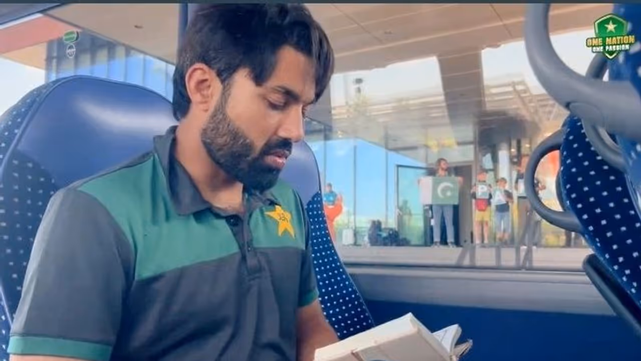 അവർ ചാറ്റ് ചെയ്യട്ടേ, എനിക്കിത് പ്രാർഥനയുടെ സമയം; ഖുർആനിൽ മുഴുകി മുഹമ്മദ് റിസ്വാൻ ഹൃദയം കീഴടക്കി വീഡിയോ