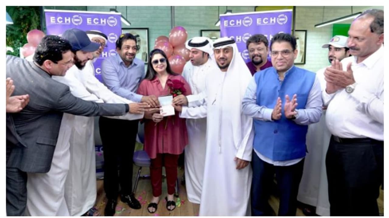 ചലച്ചിത്ര നടി നഗ്മ യുഎഇ ഗോള്ഡന് വിസ സ്വീകരിച്ചു ചലച്ചിത്ര നടി നഗ്മ യുഎഇ ഗോള്ഡന് വിസ സ്വീകരിച്ചു