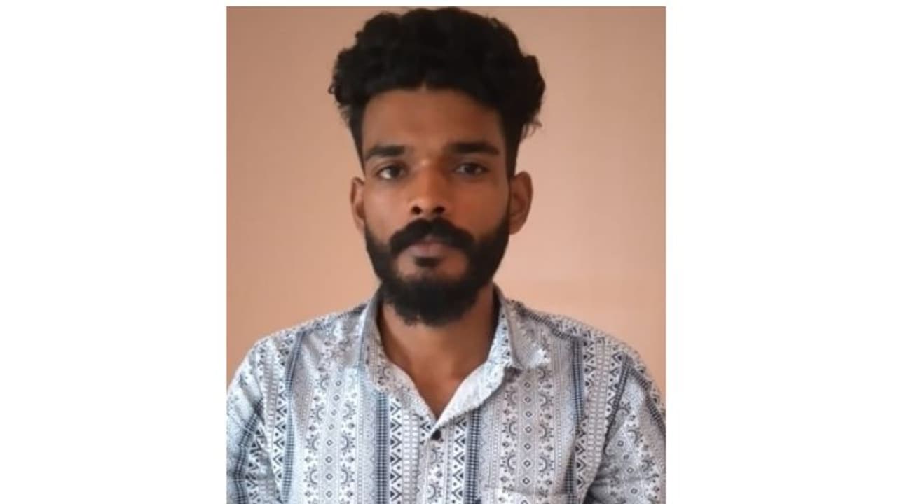 രണ്ട് വര്ഷമായി യുവാവിന്റെ താമസം ലോഡ്ജില്; രഹസ്യ വിവരം, പാഞ്ഞെത്തി പൊലീസ് സംഘം; കഞ്ചാവടക്കം കണ്ടെടുത്തു രണ്ട് വര്ഷമായി യുവാവിന്റെ താമസം ലോഡ്ജില്; രഹസ്യ വിവരം, പാഞ്ഞെത്തി പൊലീസ് സംഘം; കഞ്ചാവടക്കം കണ്ടെടുത്തു