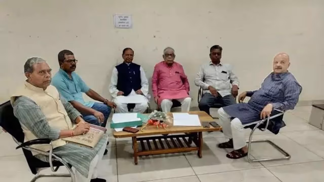 कैश कांड में निलंबित कांग्रेस के तीनों विधायकों को अनुशासन कमेटी ने दिया नोटिस, कहा 7 दिन में जवाब दें कैश कांड में निलंबित कांग्रेस के तीनों विधायकों को अनुशासन कमेटी ने दिया नोटिस, कहा 7 दिन में जवाब दें