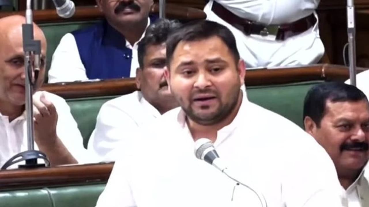 राजद नेताओं के घर छापेमारी से भड़के तेजस्वी यादव, बोले CBI, ED और IT हैं BJP के तीन 'जमाई' राजद नेताओं के घर छापेमारी से भड़के तेजस्वी यादव, बोले CBI, ED और IT हैं BJP के तीन 'जमाई'