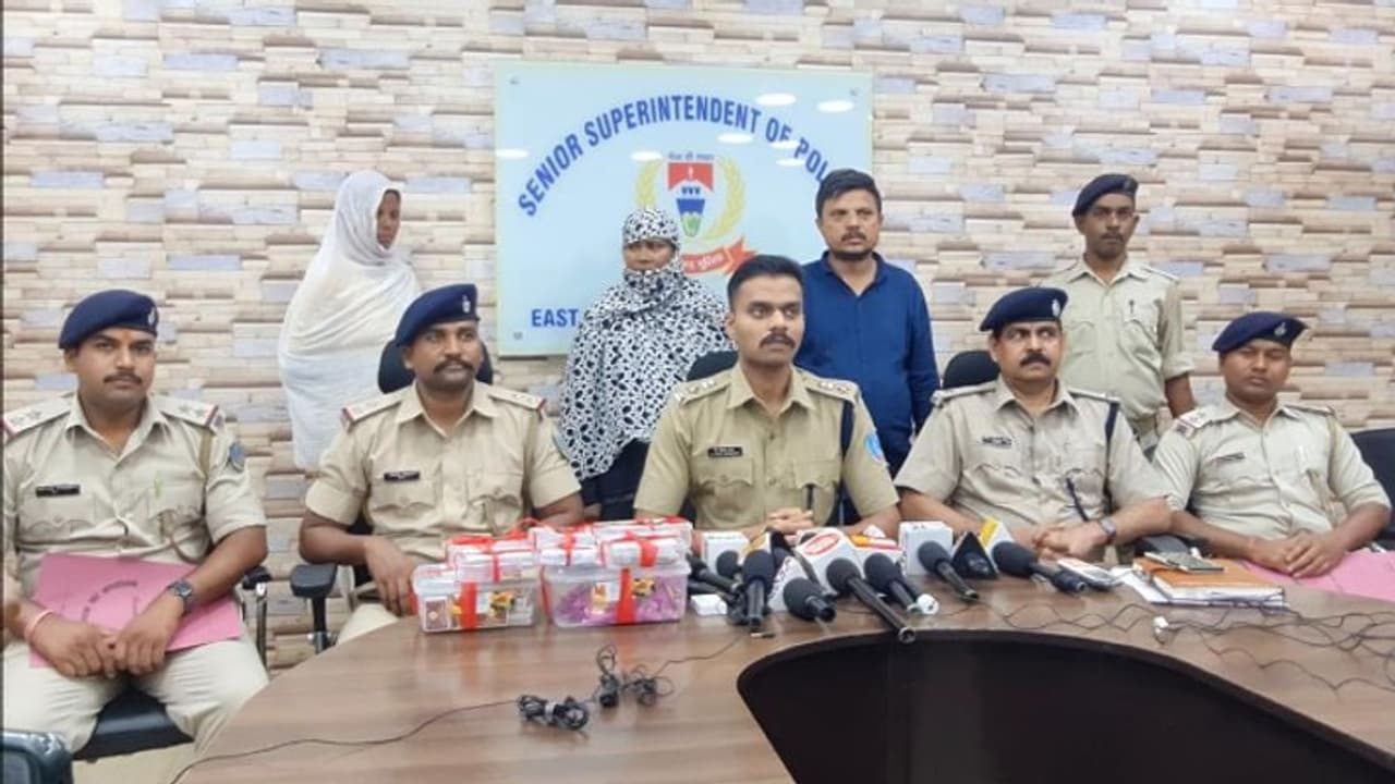 जमशेदपुर: 2 लाख रुपए ब्राउन शुगर के साथ पति पत्नी समेत 3 गिरफ्तार, 3 साल की मासूम भी हुई सजा की शिकार जमशेदपुर: 2 लाख रुपए ब्राउन शुगर के साथ पति पत्नी समेत 3 गिरफ्तार, 3 साल की मासूम भी हुई सजा की शिकार