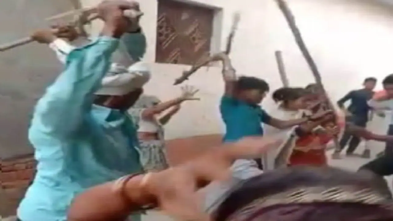 अलीगढ़ में दबंगों ने बुजुर्ग पति पत्नी और बेटे को बेरहमी से पीटा, ग्रामीणों ने पुलिस पर लगाया गंभीर आरोप अलीगढ़ में दबंगों ने बुजुर्ग पति पत्नी और बेटे को बेरहमी से पीटा, ग्रामीणों ने पुलिस पर लगाया गंभीर आरोप