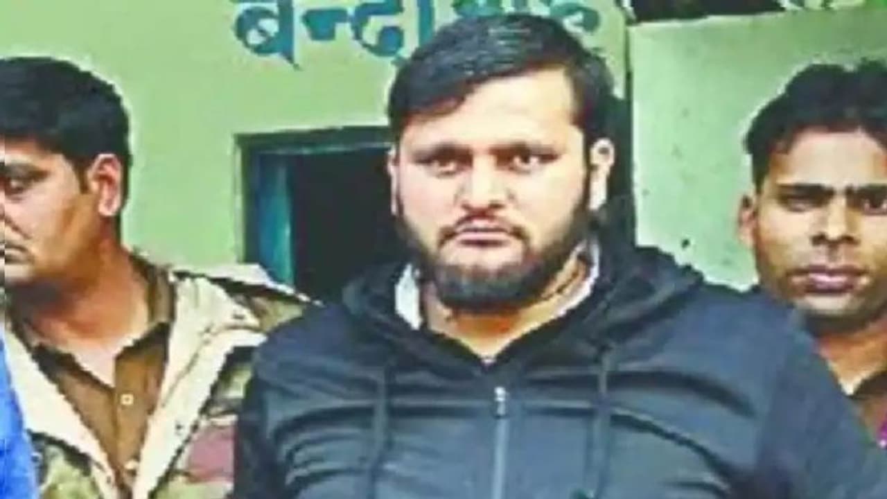 बिजनौर: आदित्य राणा के फरार होने पर गांव में पसरा सन्नाटा, जानें कैसे आरोपी ने पुलिस को दिया चकमा बिजनौर: आदित्य राणा के फरार होने पर गांव में पसरा सन्नाटा, जानें कैसे आरोपी ने पुलिस को दिया चकमा