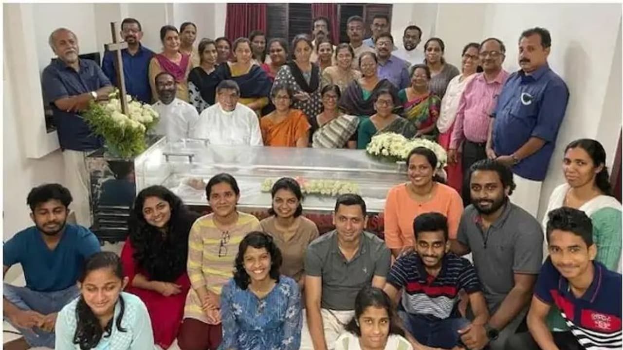 மறைந்த மூதாட்டி உடலுடன் சிரித்தபடி போஸ் கொடுக்கும் குடும்ப உறுப்பினர்கள்… வைரலாகும் புகைப்படம்!! மறைந்த மூதாட்டி உடலுடன் சிரித்தபடி போஸ் கொடுக்கும் குடும்ப உறுப்பினர்கள்… வைரலாகும் புகைப்படம்!!