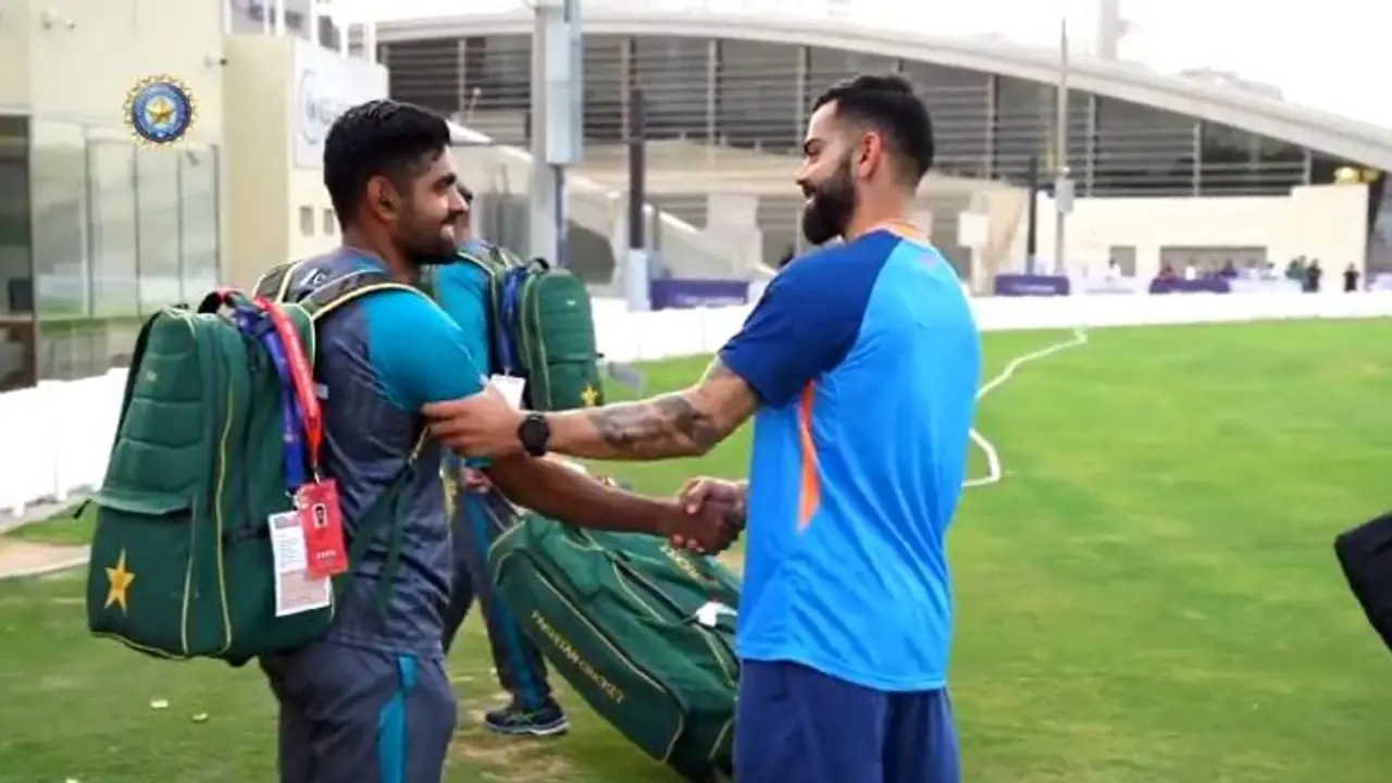 അന്ന് ബാബറെ സെഞ്ചുറി മോഹിയാക്കി, ഇന്ന് വാളോങ്ങിയത് കോലിക്കെതിരെ; കമന്റേറ്റർക്കെതിരെ പൊട്ടിത്തെറിച്ച് മുൻ താരം