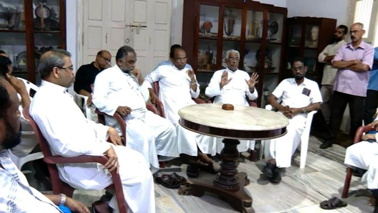 ഏകീകൃത കുര്ബാന: മാര് ആൻഡ്രൂസ് താഴത്തിനെ ഒരു വിഭാഗം വൈദികരും വിശ്വാസികളും ഉപരോധിച്ചു ഏകീകൃത കുര്ബാന: മാര് ആൻഡ്രൂസ് താഴത്തിനെ ഒരു വിഭാഗം വൈദികരും വിശ്വാസികളും ഉപരോധിച്ചു