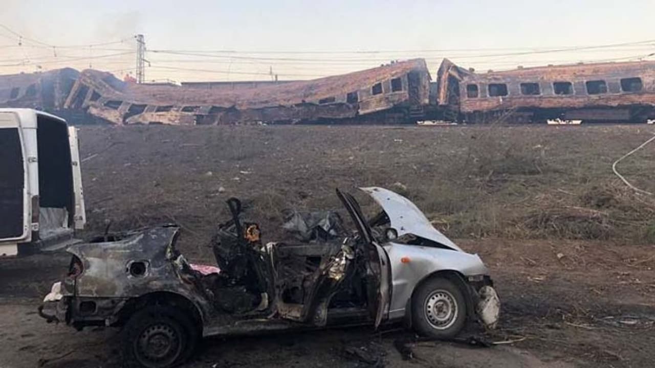 यूक्रेन के 'स्वतंत्रता दिवस' पर रूस ने चलती ट्रेन पर मिसाइल दागीं, 22 की मौत, आगे और हमले बढ़ेंगे यूक्रेन के 'स्वतंत्रता दिवस' पर रूस ने चलती ट्रेन पर मिसाइल दागीं, 22 की मौत, आगे और हमले बढ़ेंगे