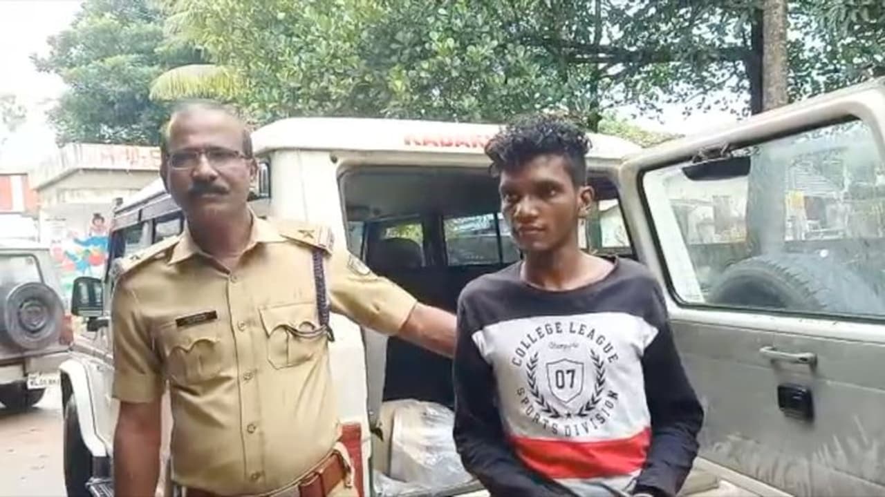 മുക്കുപണ്ടത്തിന്റെ താലി കെട്ടി 14കാരിയെ വർക്കല ബീച്ചിലെത്തിച്ച് പീഡിപ്പിച്ചു; ഒരാള് അറസ്റ്റില് മുക്കുപണ്ടത്തിന്റെ താലി കെട്ടി 14കാരിയെ വർക്കല ബീച്ചിലെത്തിച്ച് പീഡിപ്പിച്ചു; ഒരാള് അറസ്റ്റില്