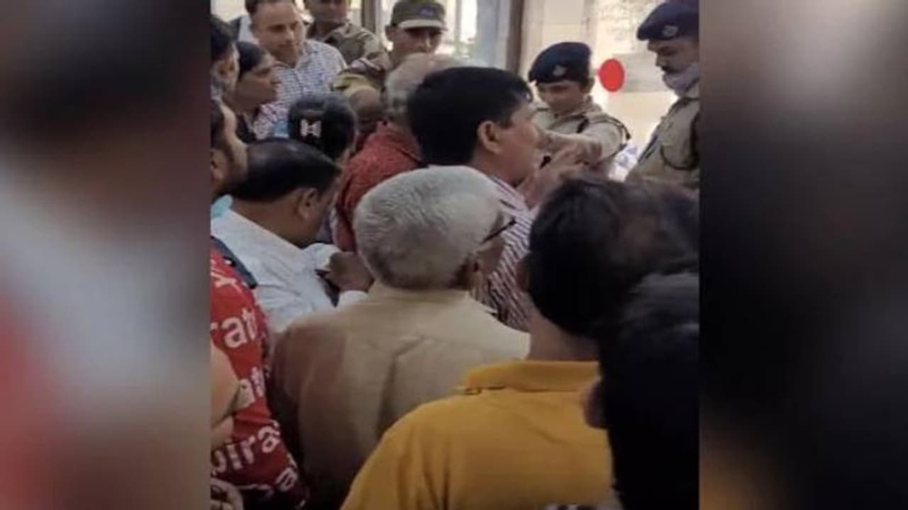 വിമാനം എട്ട് മണിക്കൂർ വൈകി, വിമാനത്താവളത്തിൽ നിയന്ത്രണം വിട്ട് യാത്രക്കാർ, പിന്നീട് സംഭവിച്ചത്