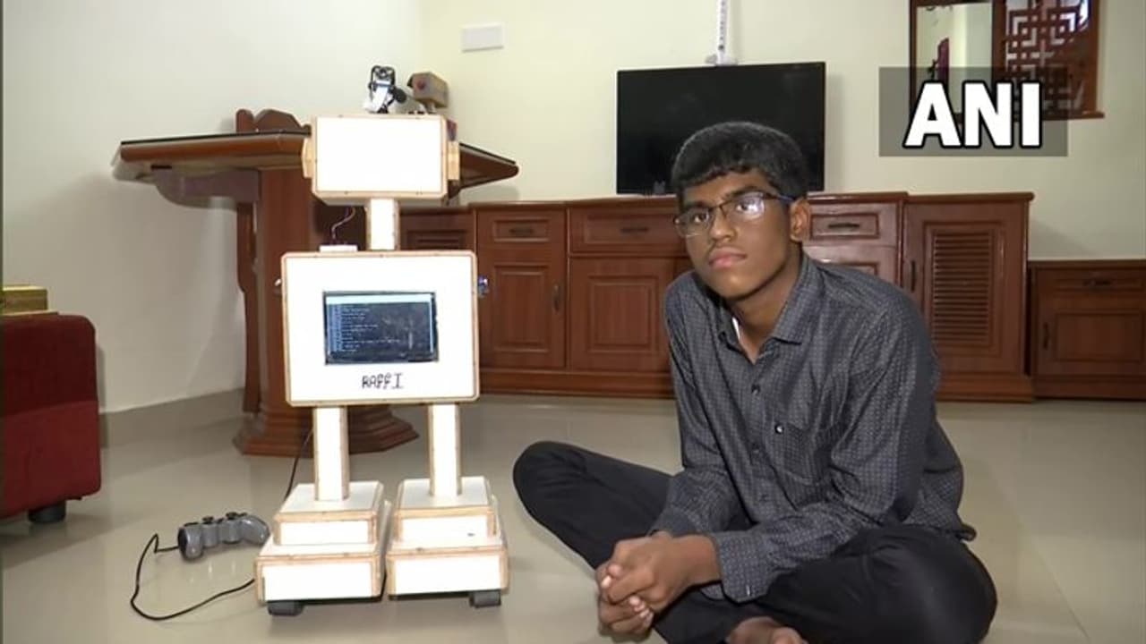 পর্দার 'চিট্টি' এবার বাস্তবের 'রফি', ১৩ বছরের যুবকের আবিষ্কারে উলটে গেল রোবটের সংজ্ঞা পর্দার 'চিট্টি' এবার বাস্তবের 'রফি', ১৩ বছরের যুবকের আবিষ্কারে উলটে গেল রোবটের সংজ্ঞা