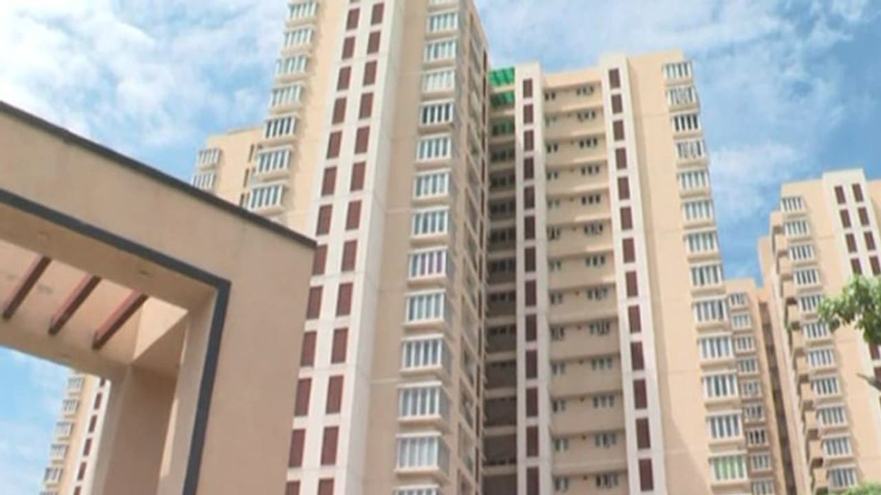 சென்னையில் 14வது மாடியில் இருந்து குதித்து ரியல் எஸ்டேட் அதிபர் தற்கொலை.. வெளியான பரபரப்பு தகவல்.! சென்னையில் 14வது மாடியில் இருந்து குதித்து ரியல் எஸ்டேட் அதிபர் தற்கொலை.. வெளியான பரபரப்பு தகவல்.!