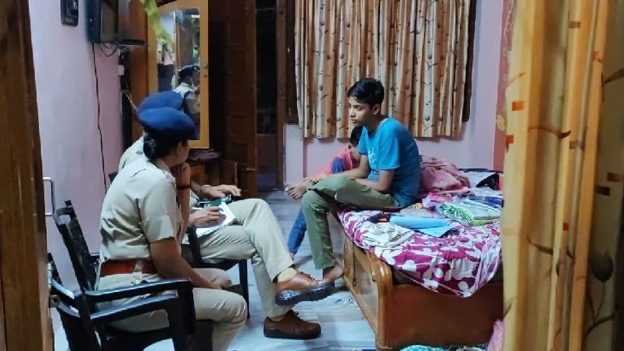 IT अफसर बनकर आए और डेढ़ करोड़ लूट ले गए...15 साल के बच्चे पर तानी पिस्तौल, बोले सबको मार डालेंगे IT अफसर बनकर आए और डेढ़ करोड़ लूट ले गए...15 साल के बच्चे पर तानी पिस्तौल, बोले सबको मार डालेंगे