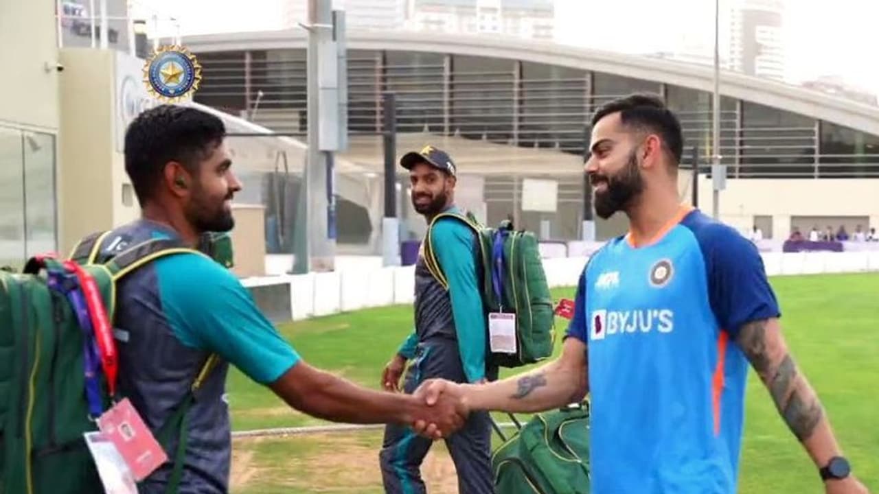 Asia Cup 2022: विराट बाबर ने किया हैंड शेक, ये होंगे टीम के कोच, देखें दुबई में कैसे हुआ टीमों का अराइवल... Asia Cup 2022: विराट बाबर ने किया हैंड शेक, ये होंगे टीम के कोच, देखें दुबई में कैसे हुआ टीमों का अराइवल...