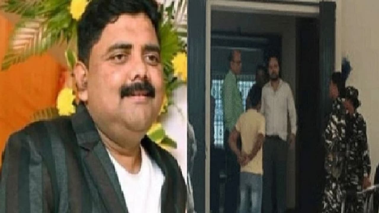 झारखंड CM हेमंत सोरेन का करीबी प्रेम प्रकाश गिरफ्तार, ED की छापेमारी में तिजोरी से मिली थीं 2 AK 47 झारखंड CM हेमंत सोरेन का करीबी प्रेम प्रकाश गिरफ्तार, ED की छापेमारी में तिजोरी से मिली थीं 2 AK 47