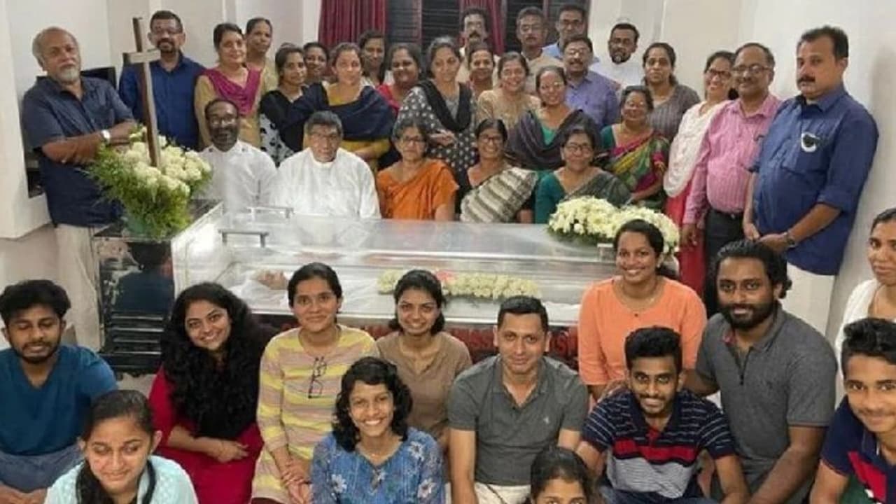 मां के शव को बीच में रखकर परिवार ने खिंचवाई फोटो, रोने की जगह मुस्कुराते हुए आए नजर...जानिए क्या थी वजह