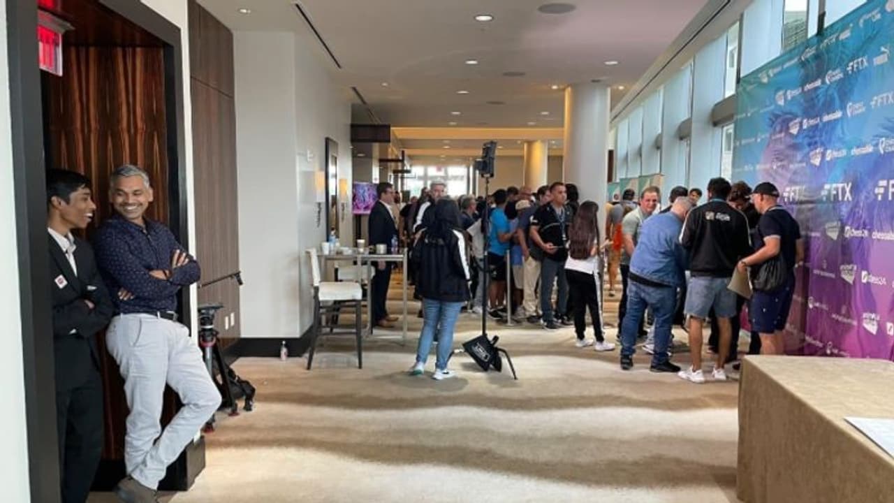 കാള്‍സനെ മാധ്യമങ്ങള്‍ പൊതിഞ്ഞു, അരികില്‍ കോച്ചിനൊപ്പം കൂളായി പ്രഗ്നാനന്ദ; സ്റ്റൈലന്‍ നില്‍പ് വൈറല്‍