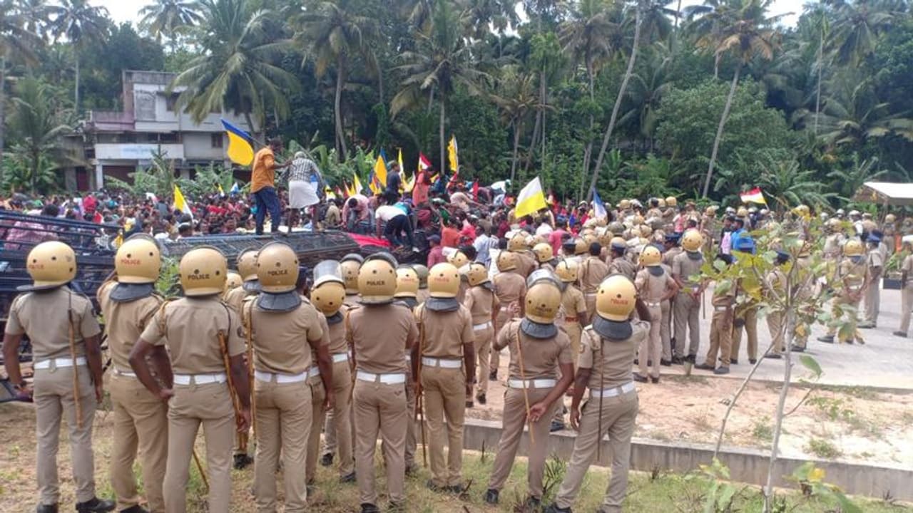 വിട്ടുവീഴ്ചയില്ലാതെ മത്സ്യത്തൊഴിലാളികൾ, സംരക്ഷണം തേടി അദാനിയുടെ ഹർജി ഹൈക്കോടതിയിൽ,'കേന്ദ്രസേനയുടെ സുരക്ഷ വേണം' വിട്ടുവീഴ്ചയില്ലാതെ മത്സ്യത്തൊഴിലാളികൾ, സംരക്ഷണം തേടി അദാനിയുടെ ഹർജി ഹൈക്കോടതിയിൽ,'കേന്ദ്രസേനയുടെ സുരക്ഷ വേണം'