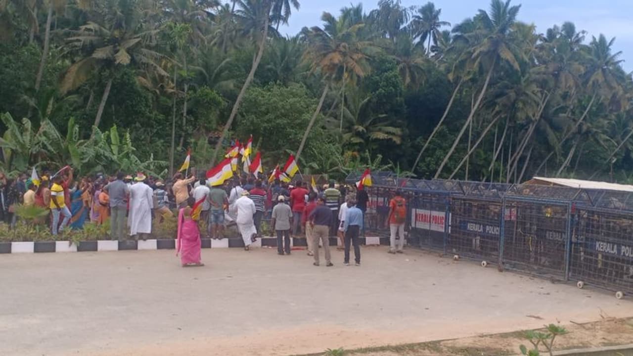 മുതലപ്പൊഴിയിലെ അപകടം; വലിയ ക്രെയിന്‍ എത്തിക്കാന്‍ വിഴിഞ്ഞത്തെ മത്സ്യത്തൊഴിലാളി സമരപ്പന്തൽ പൊളിക്കും