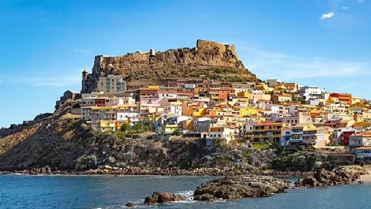 ഈ മനോഹര ദ്വീപിലേക്ക് പാർക്കാൻ വരൂ, 12 ലക്ഷം രൂപ തരാമെന്ന് സർക്കാർ ഈ മനോഹര ദ്വീപിലേക്ക് പാർക്കാൻ വരൂ, 12 ലക്ഷം രൂപ തരാമെന്ന് സർക്കാർ