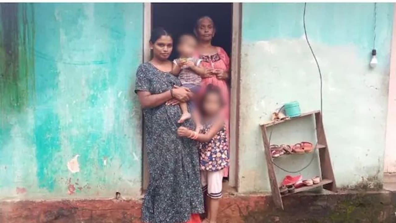 'ഒത്തിരി കാലത്തിന് ശേഷമാണ് എന്റെ മക്കള് മിഠായി കഴിക്കുന്നത്'; നെഞ്ചുനീറുന്ന സങ്കടക്കാഴ്ച, സഹായവുമായി പൊലീസ് 'ഒത്തിരി കാലത്തിന് ശേഷമാണ് എന്റെ മക്കള് മിഠായി കഴിക്കുന്നത്'; നെഞ്ചുനീറുന്ന സങ്കടക്കാഴ്ച, സഹായവുമായി പൊലീസ്