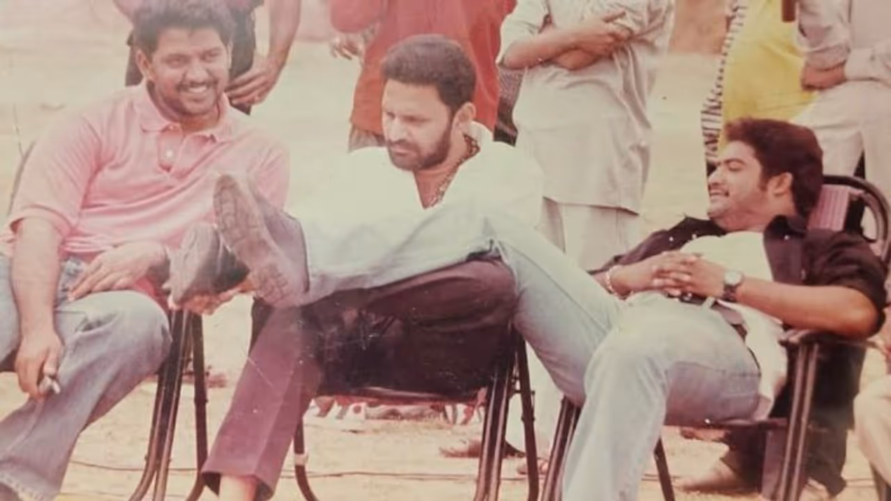 కొడాలి నానిపై కాలేసి కూర్చున్న జూనియర్ ఎన్టీఆర్.. వైరల్ అవుతున్న ఫోటో కొడాలి నానిపై కాలేసి కూర్చున్న జూనియర్ ఎన్టీఆర్.. వైరల్ అవుతున్న ఫోటో