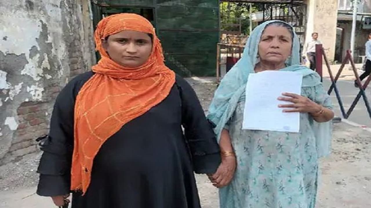 रामपुर में 70 साल की मां ने लगाई मदद की गुहार, बोली SP साहब मुझे मेरे बेटों से बचाइए