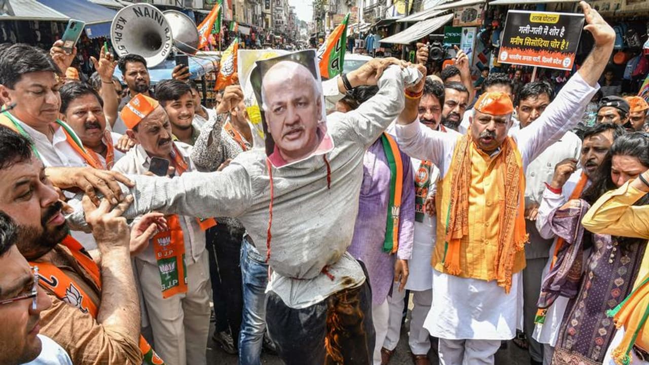 दिल्ली में आप V/s भाजपा लड़ाई: केजरीवाल की इमरजेंसी मीटिंग में नहीं पहुंचे 9 विधायक दिल्ली में आप V/s भाजपा लड़ाई: केजरीवाल की इमरजेंसी मीटिंग में नहीं पहुंचे 9 विधायक