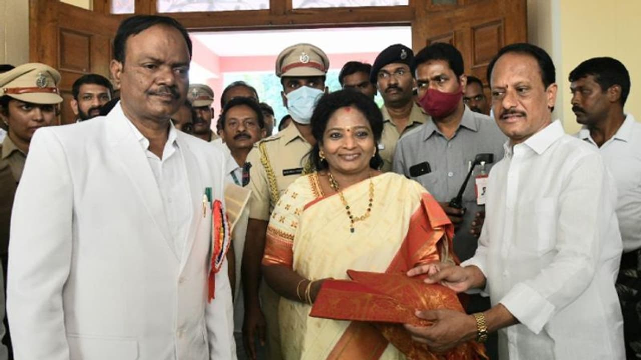 హన్మకొండలో గవర్నర్ తమిళిసై పర్యటన.. మరోసారి తెరపైకి ప్రోటోకాల్ వివాదం.. గవర్నర్ ఏమన్నారంటే.. హన్మకొండలో గవర్నర్ తమిళిసై పర్యటన.. మరోసారి తెరపైకి ప్రోటోకాల్ వివాదం.. గవర్నర్ ఏమన్నారంటే..