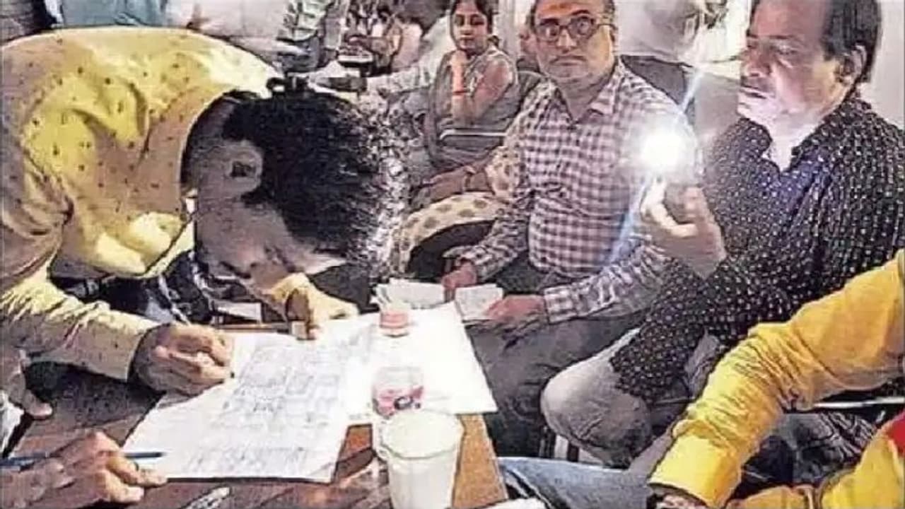 मोबाइल की रोशनी में इंटरव्यू और अव्यवस्थाओं का अंबार, कानपुर के रोजगार मेले में कुछ ऐसा दिखा नजारा मोबाइल की रोशनी में इंटरव्यू और अव्यवस्थाओं का अंबार, कानपुर के रोजगार मेले में कुछ ऐसा दिखा नजारा