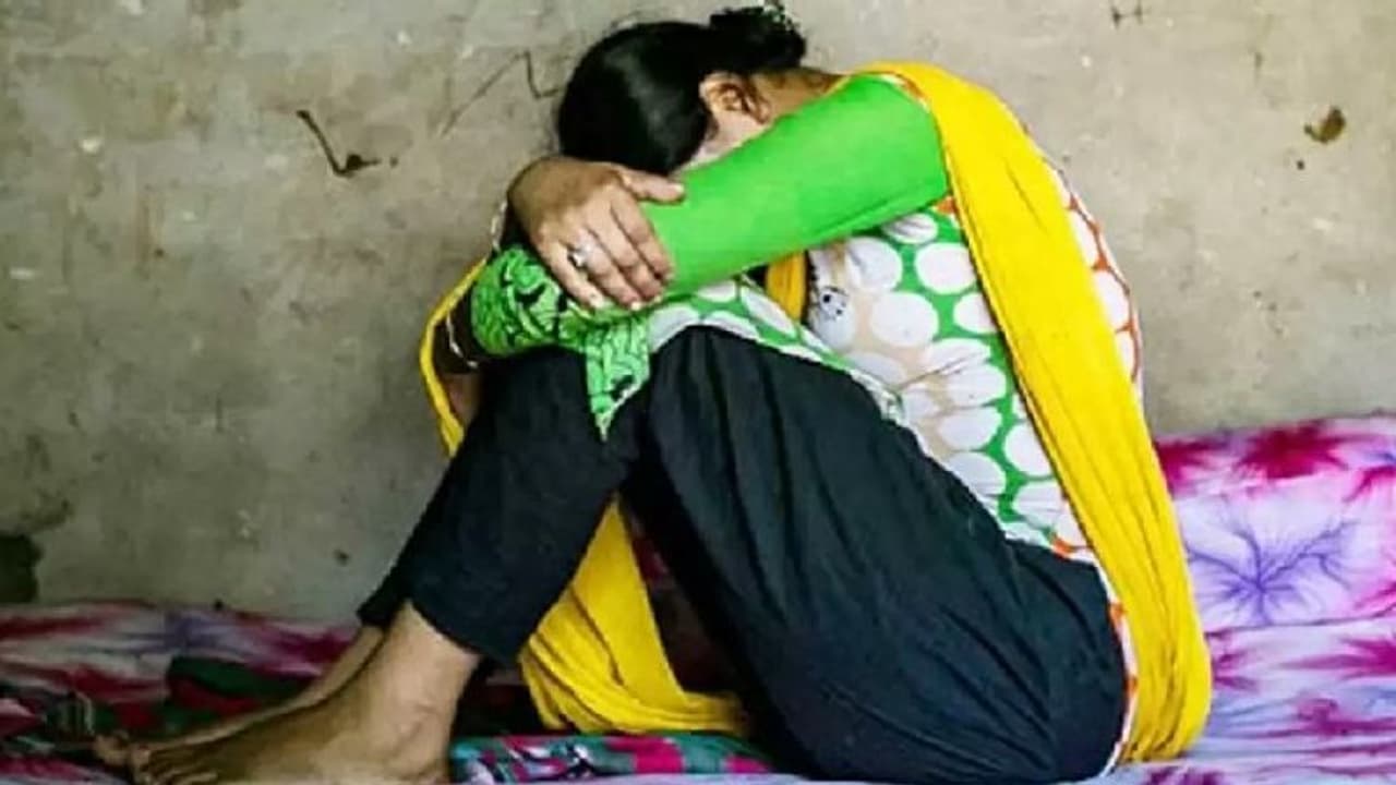 जयपुर रेलवे स्टेशन पर 5 दरिंदों ने महिला से पूरी रात किया गैंगरेप, सुबह निर्वस्त्र थाने पहुंची तो दहल गई पुलिस जयपुर रेलवे स्टेशन पर 5 दरिंदों ने महिला से पूरी रात किया गैंगरेप, सुबह निर्वस्त्र थाने पहुंची तो दहल गई पुलिस