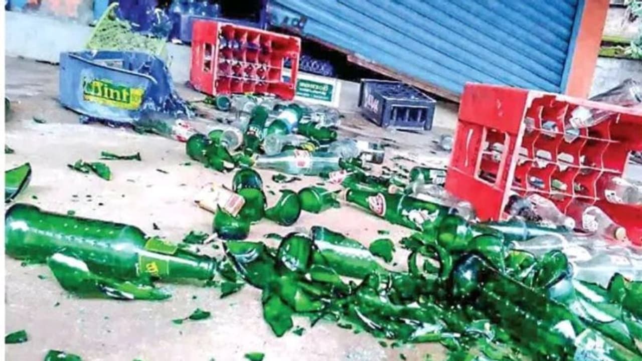 ലഹരി മൂത്ത് യുവാവിന്റെ പരാക്രമം; കടയുടെ ഷട്ടര് തല്ലി തകര്ത്തു, സോഡാക്കുപ്പികള് എറിഞ്ഞു പൊട്ടിച്ചു ലഹരി മൂത്ത് യുവാവിന്റെ പരാക്രമം; കടയുടെ ഷട്ടര് തല്ലി തകര്ത്തു, സോഡാക്കുപ്പികള് എറിഞ്ഞു പൊട്ടിച്ചു