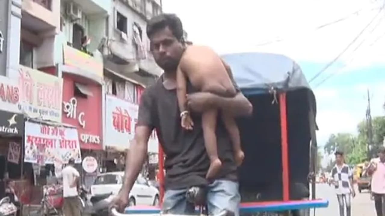 Viral Video : 'ജീവിതം ഇങ്ങനെ കൂടിയാണ്'; ആരുടെയും മനസ് നൊമ്പരപ്പെടുത്തുന്ന വീഡിയോ Viral Video : 'ജീവിതം ഇങ്ങനെ കൂടിയാണ്'; ആരുടെയും മനസ് നൊമ്പരപ്പെടുത്തുന്ന വീഡിയോ